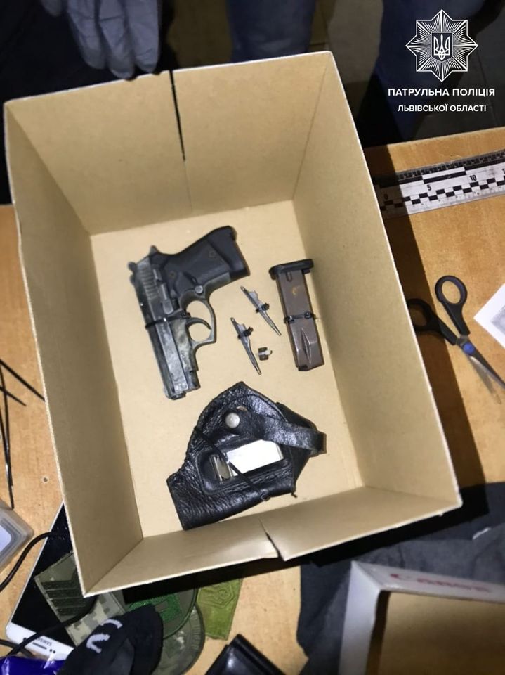 У Львові біля залізничного вокзалу 21-річний хлопець погрожував перехожому пістолетом. Фото поліції