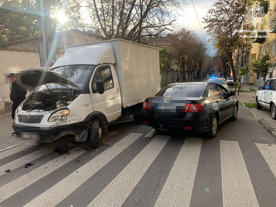 На вулиці Кривоноса у Львові п'яний водій спричинив ДТП. Фото поліції