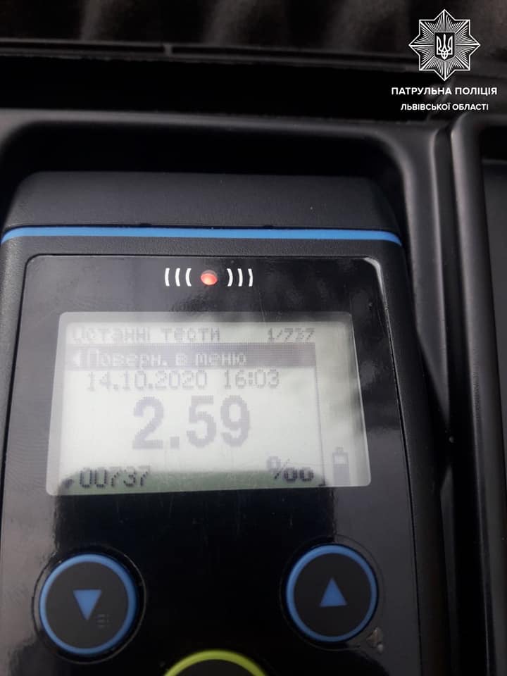 На вулиці Кривоноса у Львові п'яний водій спричинив ДТП. Фото поліції