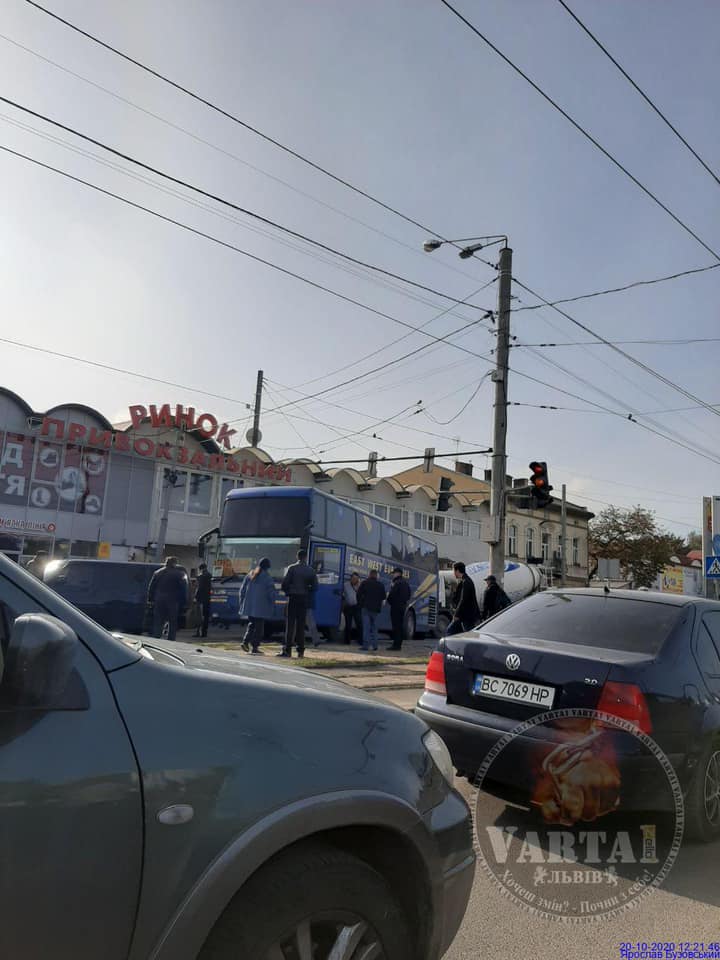 У Львові біля приміського вокзалу сталася аварія. Фото: Варта1