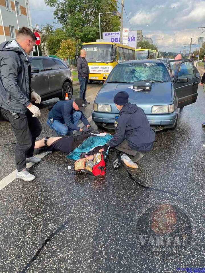 У Львові на вулиці Княгині Ольги збили жінку на пішохідному переході. Фото: Варта1