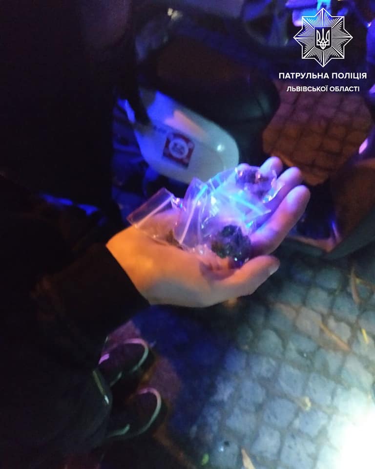 Львівські патрульні зупинили п’яного водія скутера з наркотиками. Фото: поліції