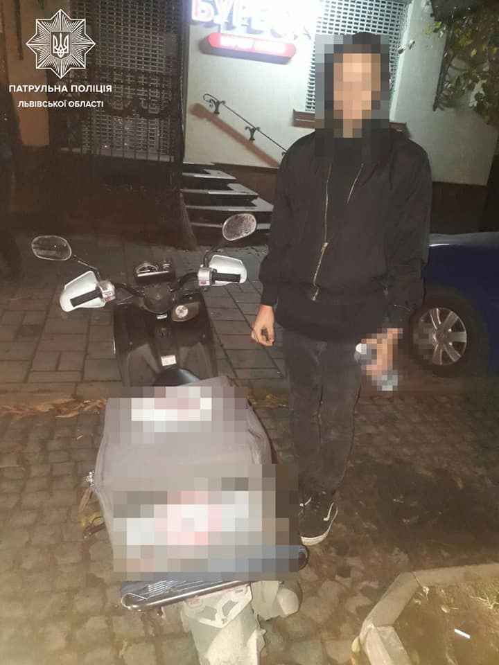 Львівські патрульні зупинили п’яного водія скутера з наркотиками. Фото: поліції