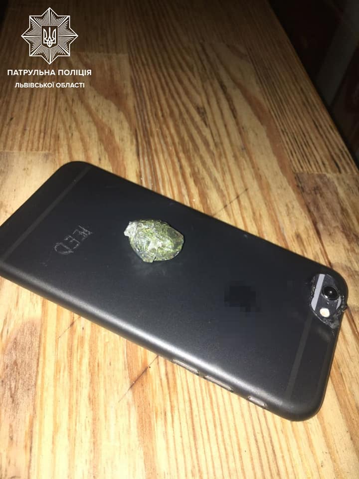 Двоє чоловіків у Львові вирвали з рук перехожого телефон і втекли. Фото: поліції