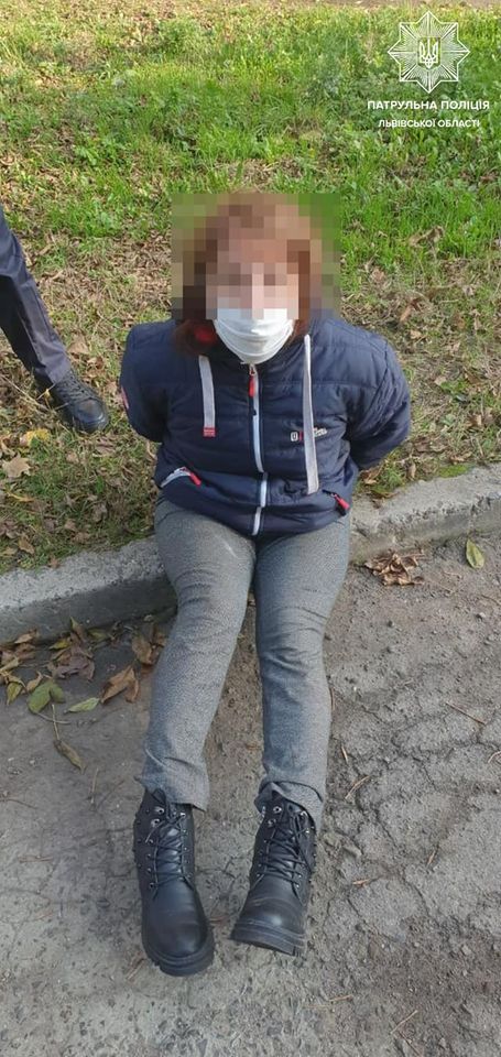 П'яна львів'янка погрожувала перехожим пістолетом. Фото поліції