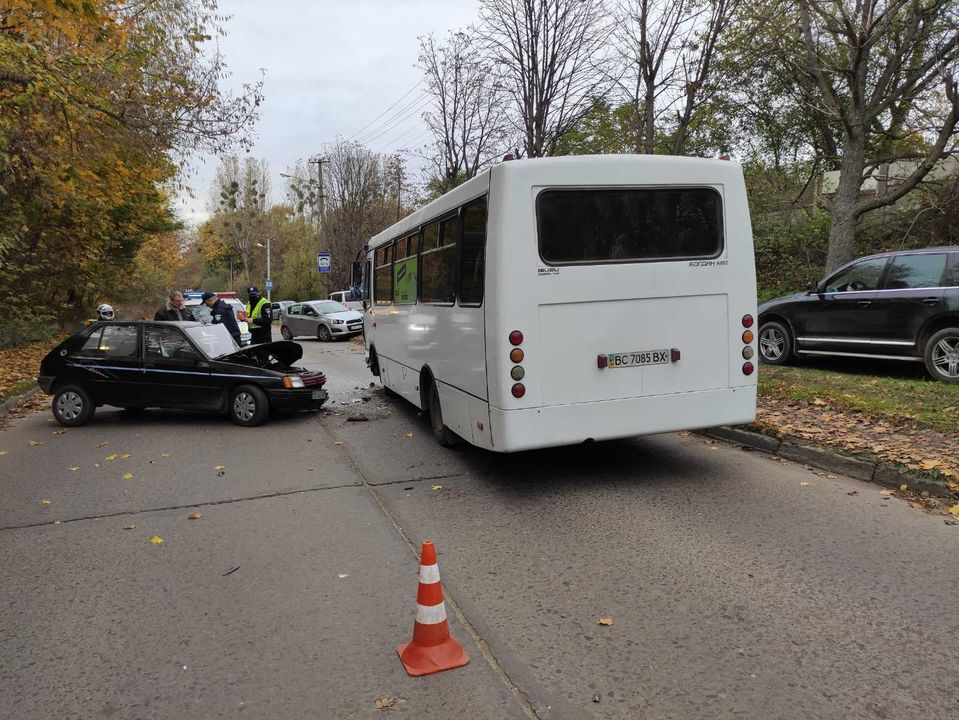 У Львові легковик врізався в маршрутку. Фото: Сергій Шмід
