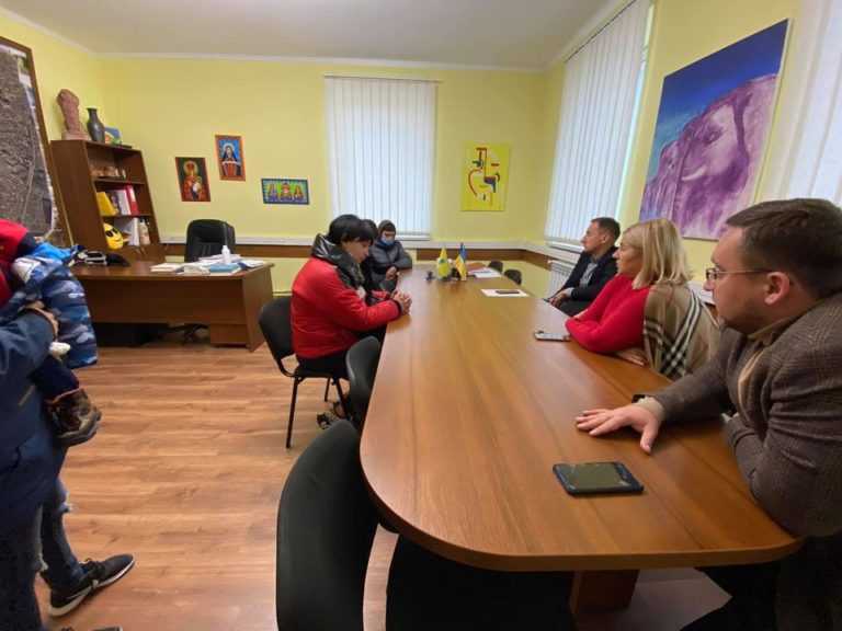 Ванадали пошкодили скульптуру біля озера у Винниках. Фото: міськради Винників