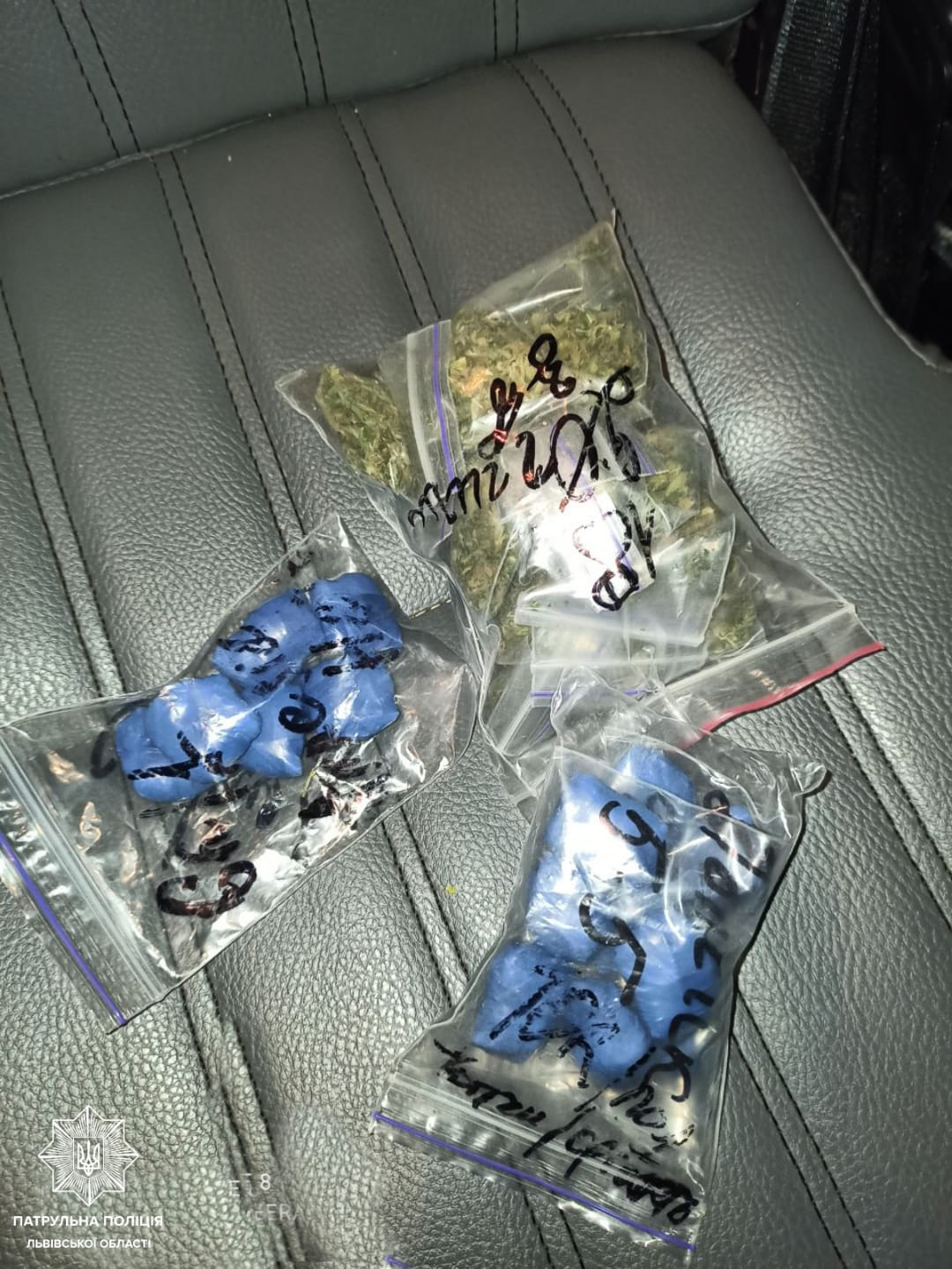 На Левандівці у Львові затримали чотирьох чоловіків з наркотиками. Фото поліції