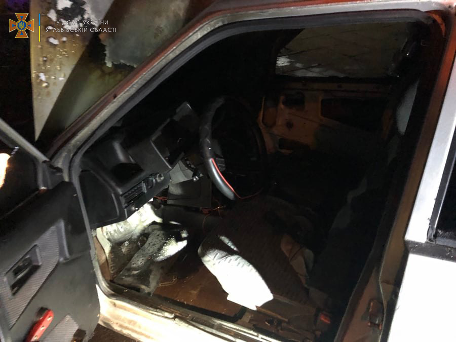 У Львові біля Стрийського парку горів автомобіль. Фото: lv.dsns.gov.ua