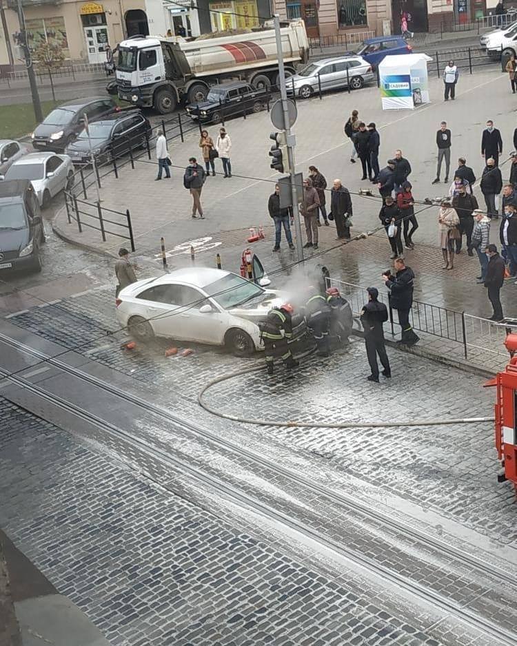 У Львові на вулиці Шевченка під час руху загорівся автомобіль Chevrolet Cruze. Фото: Варта1