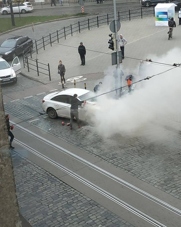 У Львові на вулиці Шевченка під час руху загорівся автомобіль Chevrolet Cruze. Фото: Варта1