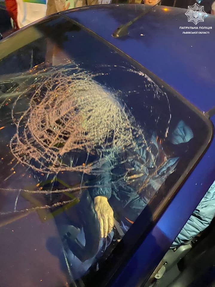 У Львові п&rsquo;яний водій автомобіля врізався в електроопору. Фото поліції
