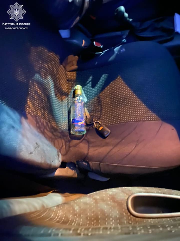У Львові п&rsquo;яний водій автомобіля врізався в електроопору. Фото поліції