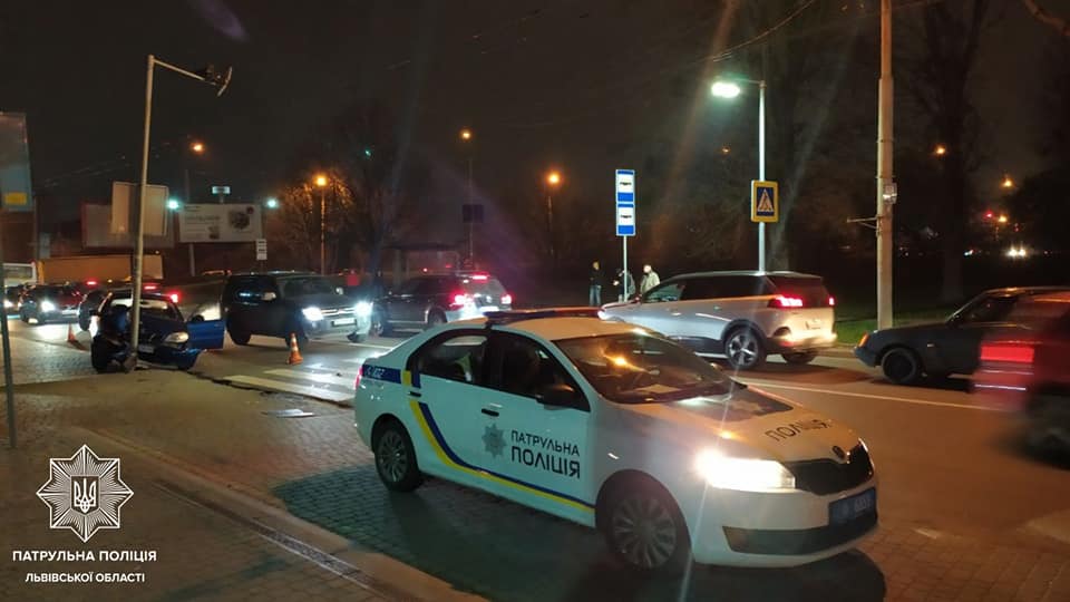 У Львові п&rsquo;яний водій автомобіля врізався в електроопору. Фото поліції