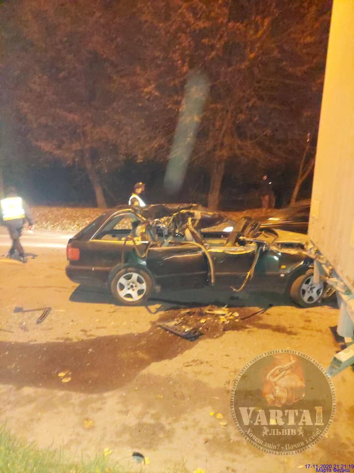 У Львові автомобіль Audi влетів під вантажівку. Фото: Варта1