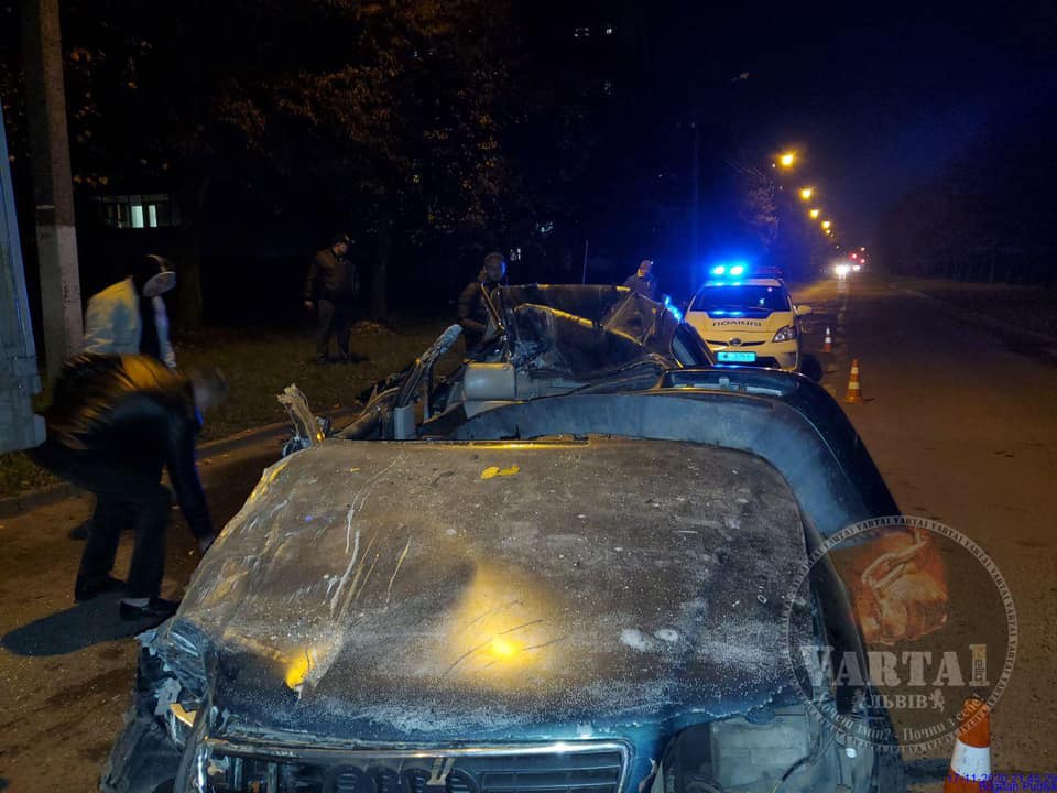 У Львові автомобіль Audi влетів під вантажівку. Фото: Варта1