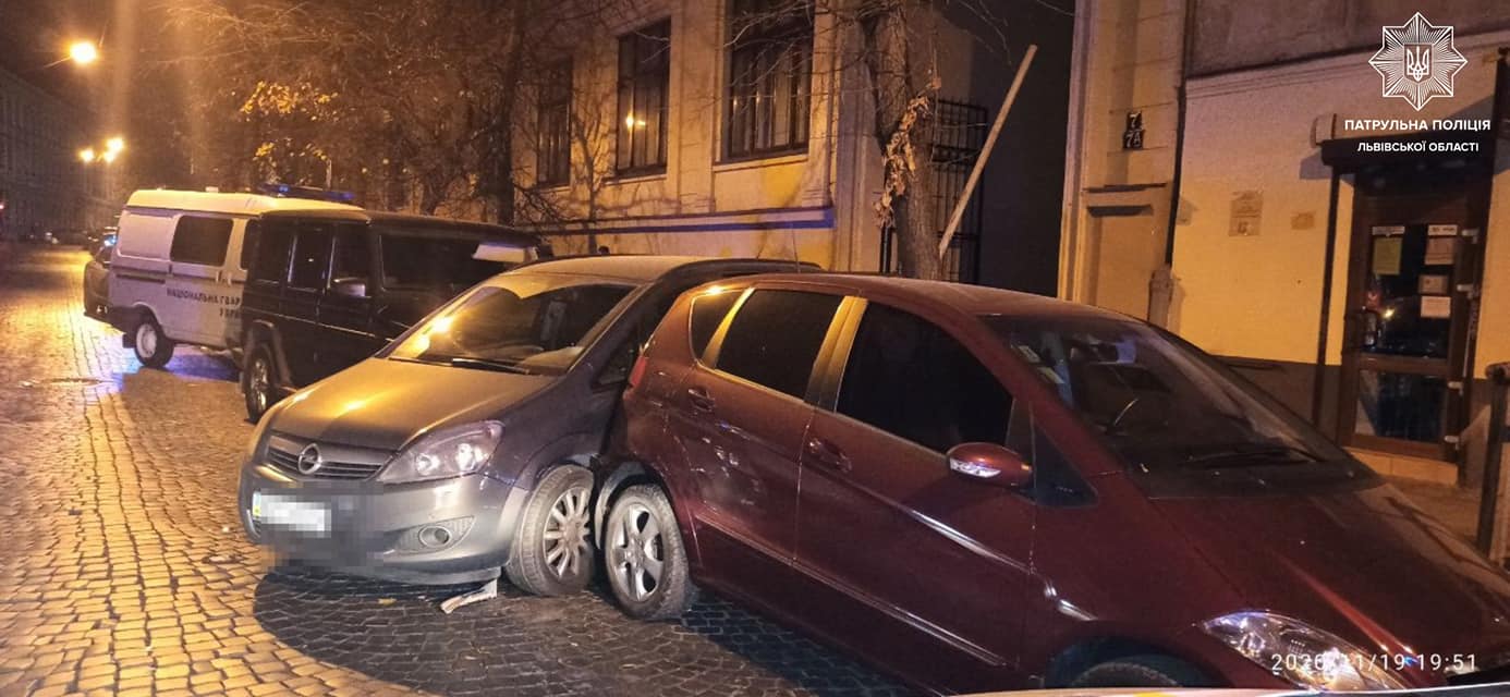 У центрі Львова п’яний водій розбив три автомобілі. Фото поліції
