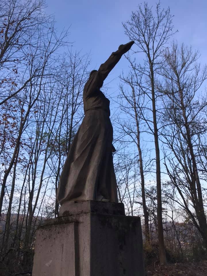 У Винниках в кущах виявили унікальну скульптуру початку 40-х років минулого століття. Фото: Богдан Гой