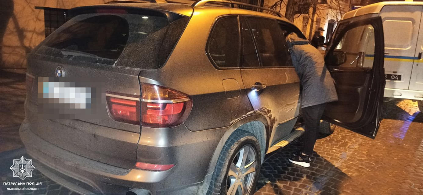 У центрі Львова п’яний водій розбив три автомобілі. Фото поліції