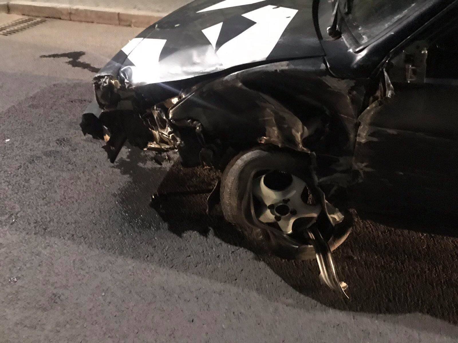 У Щирці біля Львова автомобіль зіткнувся із зустрічним і вилетів на тротуар. Фото: Варта1