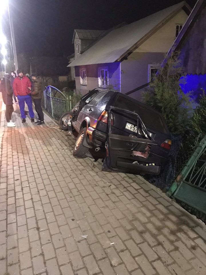 У Щирці біля Львова автомобіль зіткнувся із зустрічним і вилетів на тротуар. Фото: Варта1