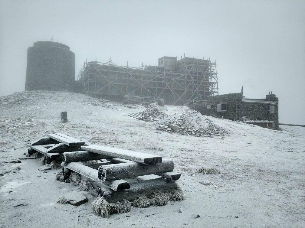 Піп Іван Чорногірський продовжує засипати снігом. Фото: Чорногірський гірський пошуково-рятувальний пост