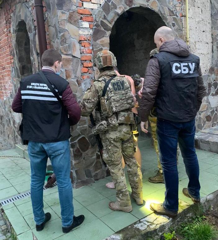 У Львові затрмали кримінальних авторитетів, які перебували у розшуку. Фото: поліції
