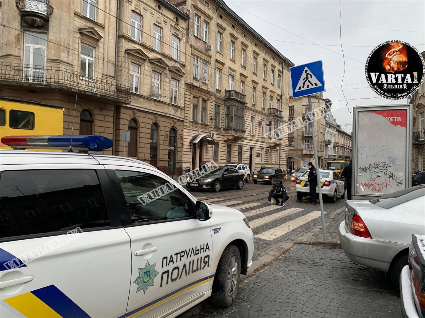 У Львові автомобіль поліції збив хлопця на пішохідному переході. Фото: korrespondent.net