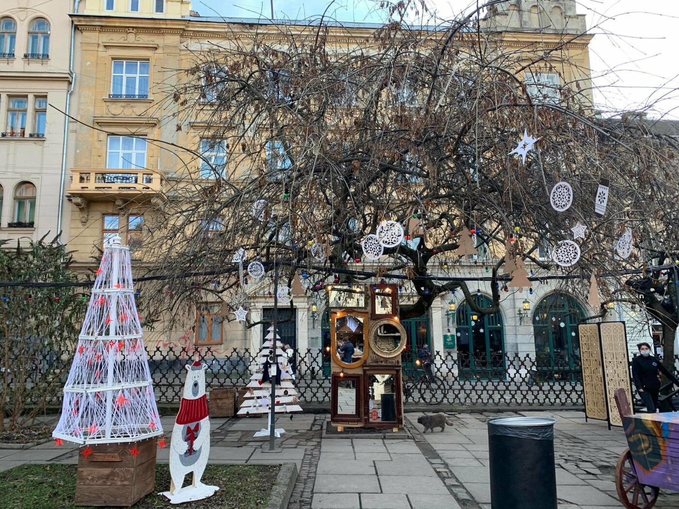 У Львові відкрили ще одну святкову локацію з ялинкою і будиночками зі смаколиками. Фото: 032.ua