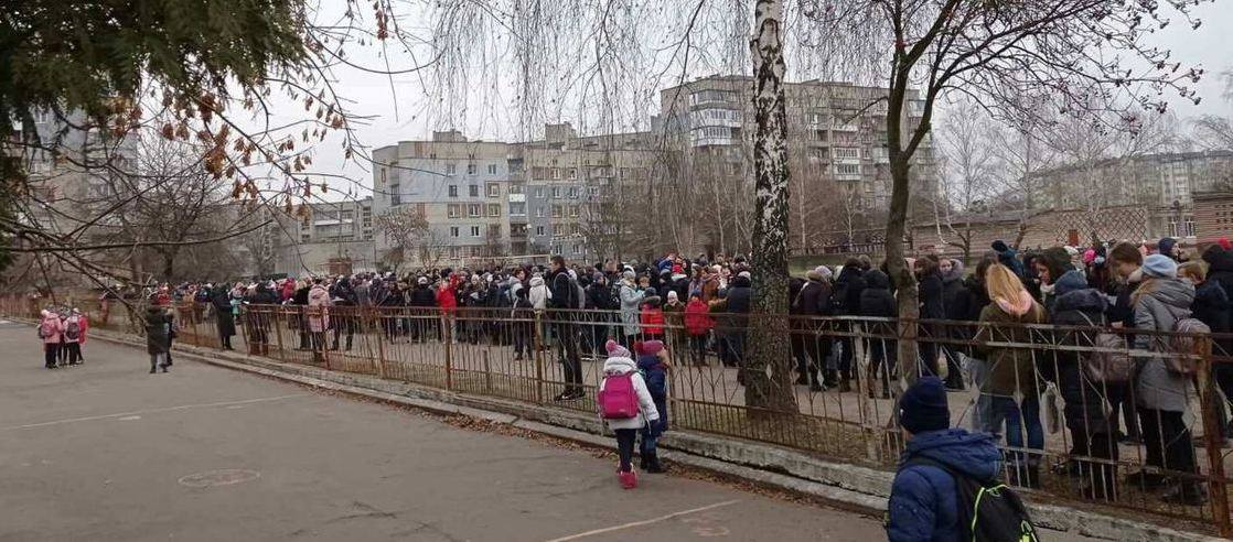 У Червонограді учень під час уроку в школі розпилив газовий балончик. Фото поліції