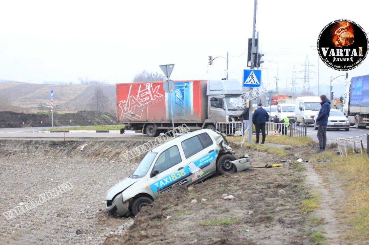 На об&rsquo;їзній Львова 17 грудня сталася ДТП. Фото: Варта1 