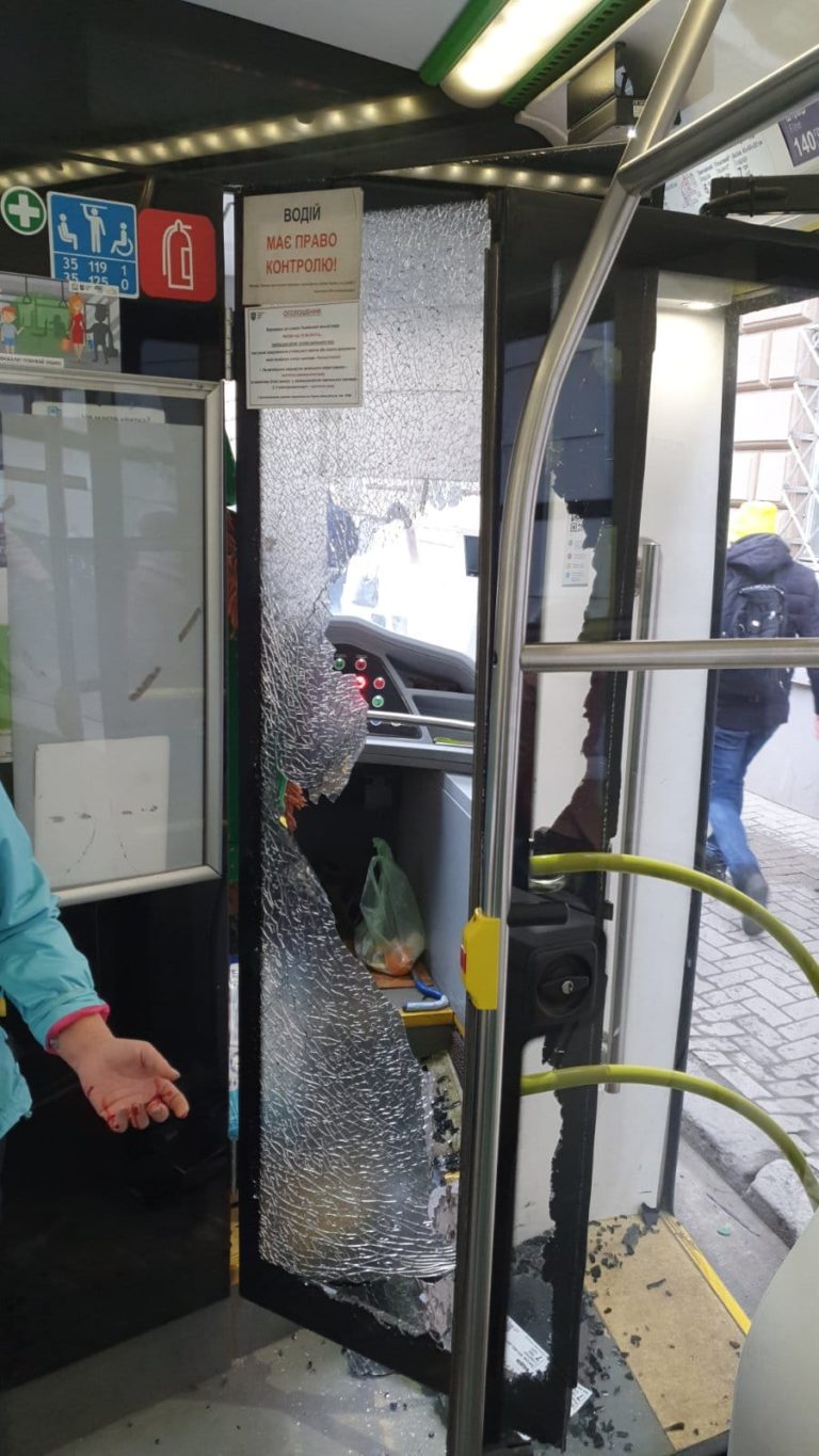 У Львові пасажирка розбила скло у маршрутці «Електрон». Фото: PostCha