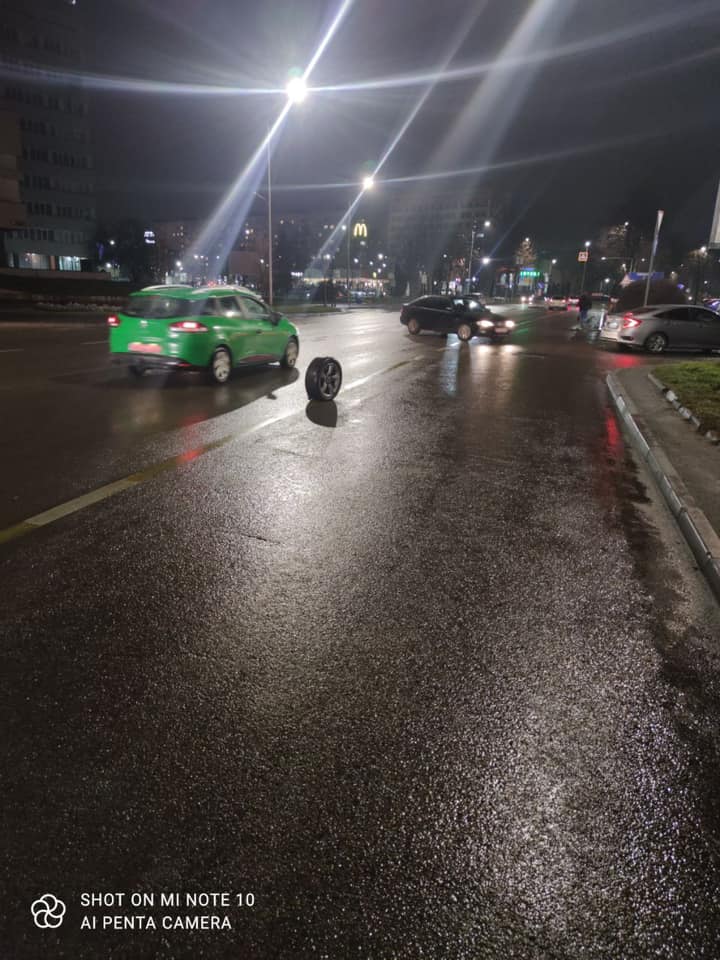 У Львові сталась ДТП на перехресті вулиць Чорновола&ndash;Липинського. Фото: Варта1