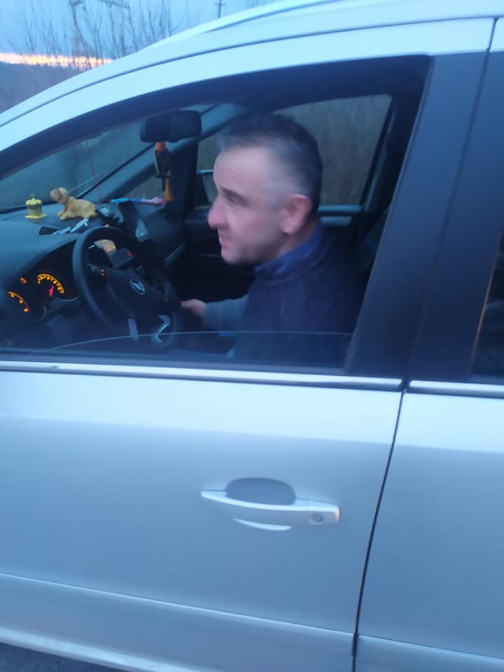 На Львівщині чоловік прив’язав до автомобіля собаку і тягнув його по дорозі. Фото: Любов Олійник