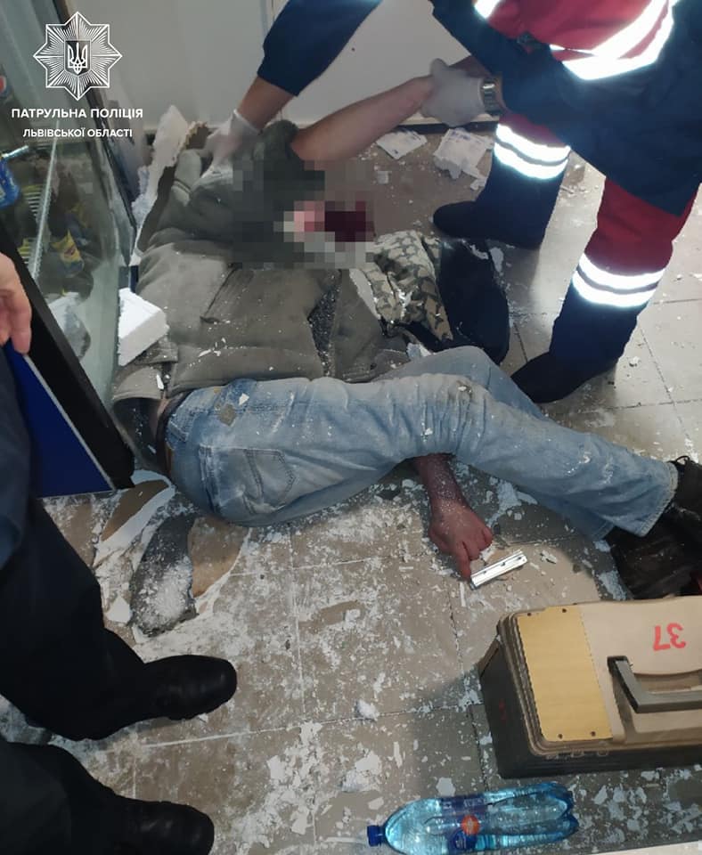На Львівському автовокзалі 42-річний чоловік впав з третього поверху. Фото поліції