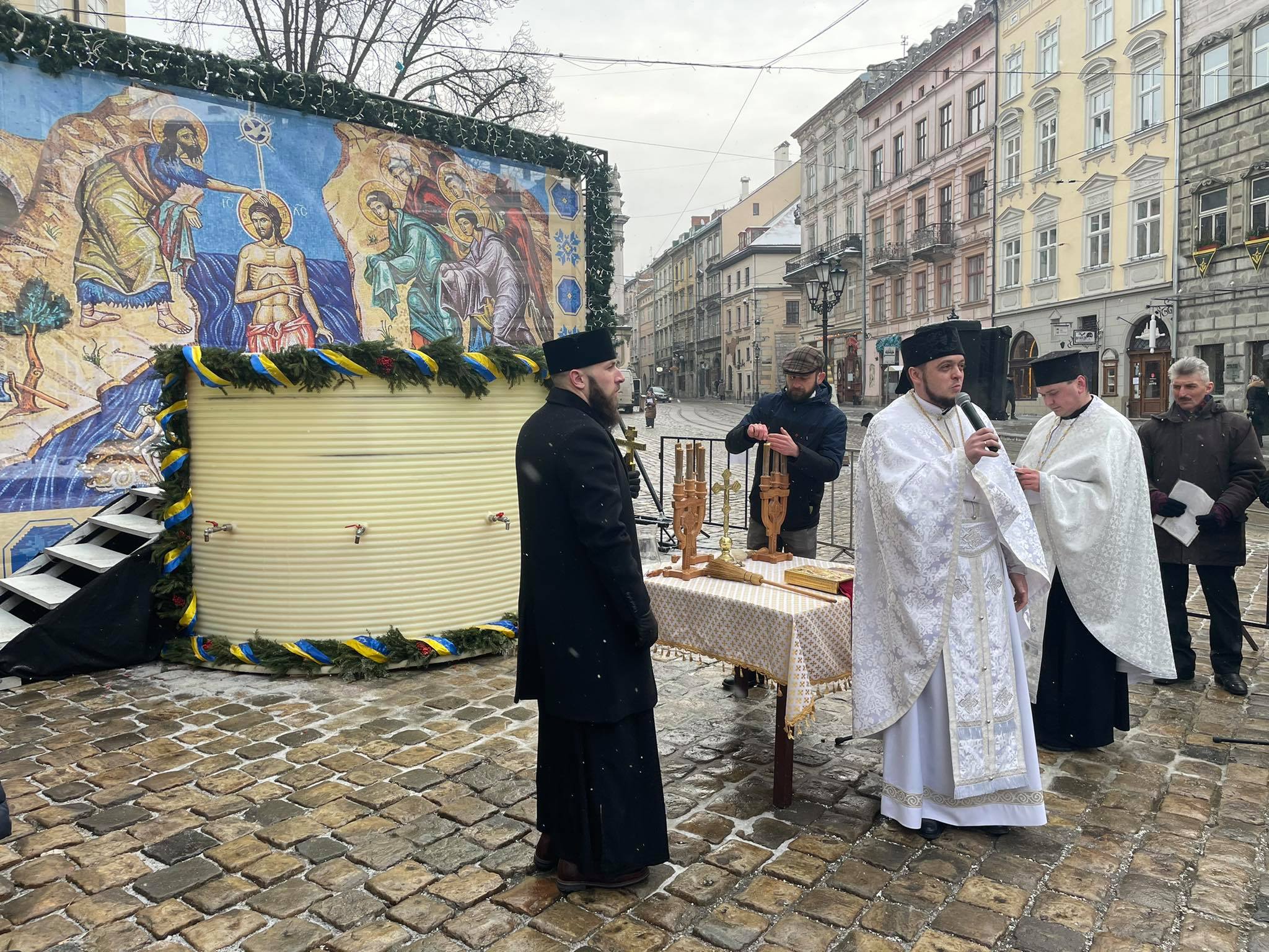 У центрі Львова на площі Ринок освятили воду, яку можна набрати з собою. Фото: Варта1