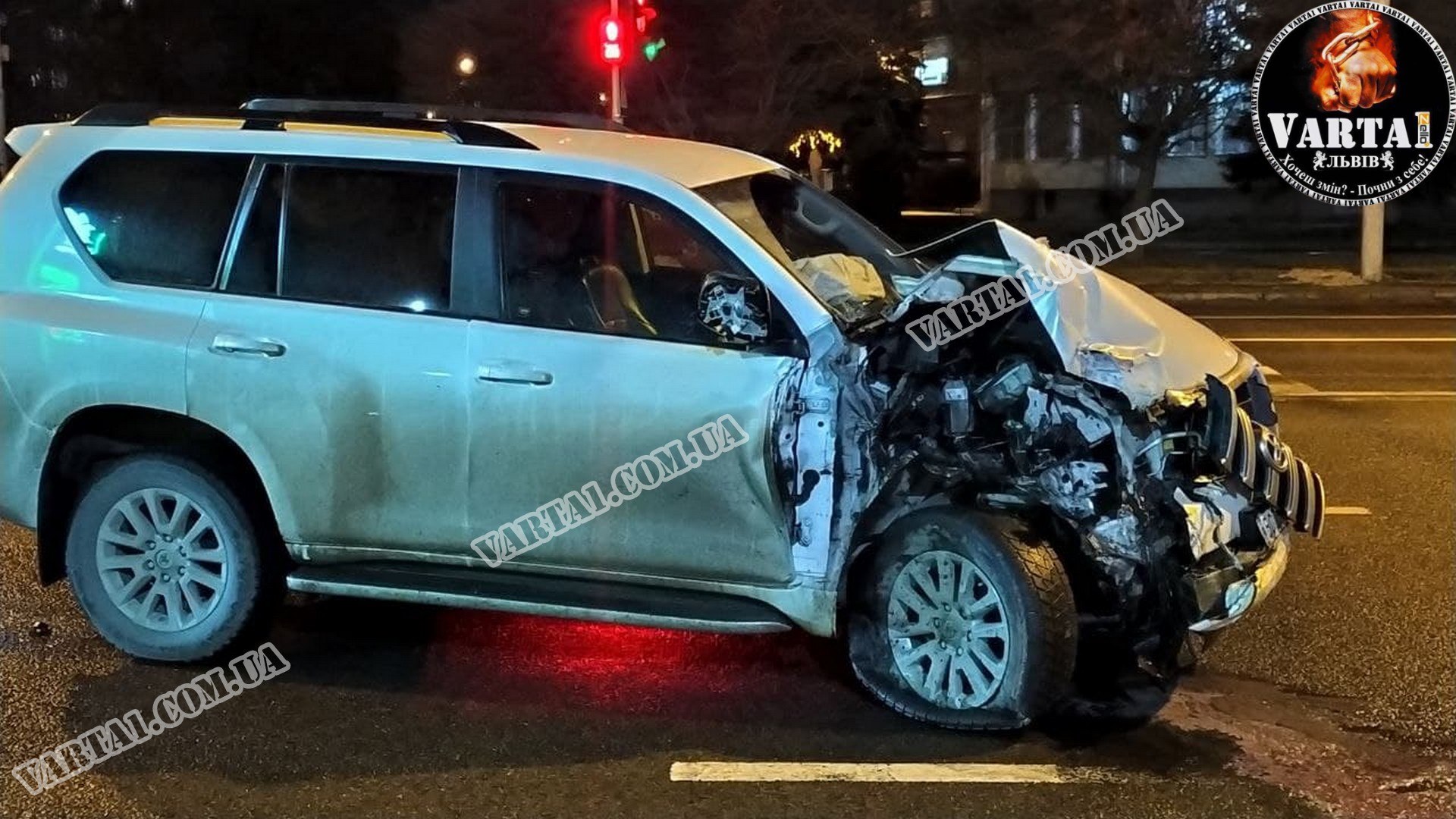 У Львові на вулиці Любінській автомобіль Toyota протаранив маршрутку. Фото: Варта1 