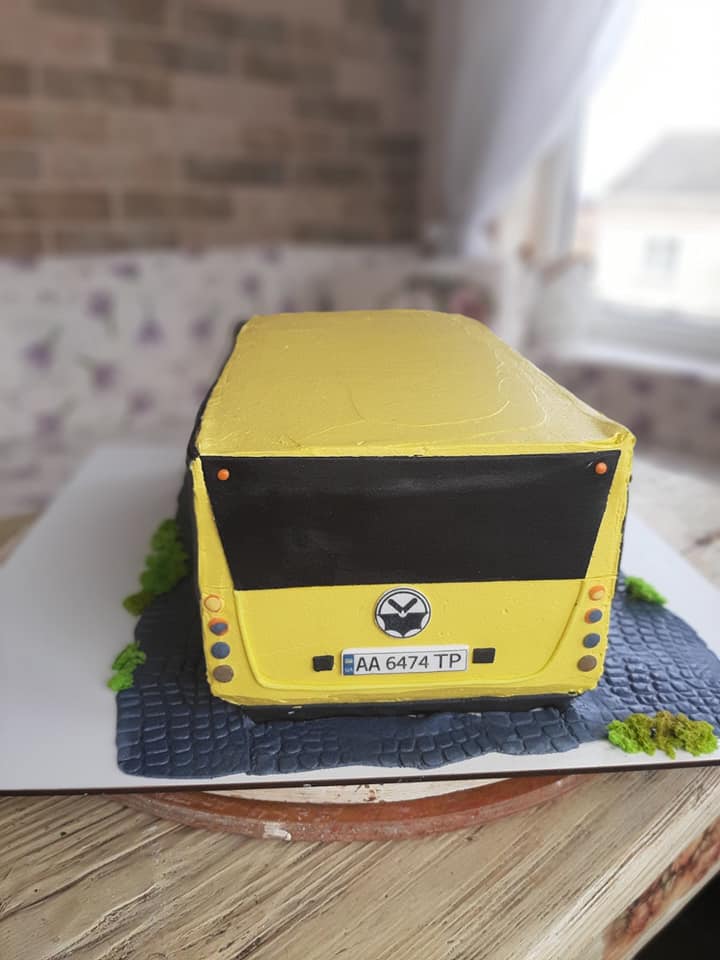 Львів'янка спекла торт у формі автобуса «Електрон». Фото: Оксана Дацюк