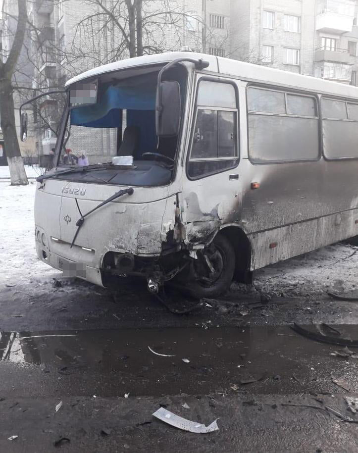 У Соснівці на Львівщині автомобіль зіткнувся з маршруткою. Фото поліції