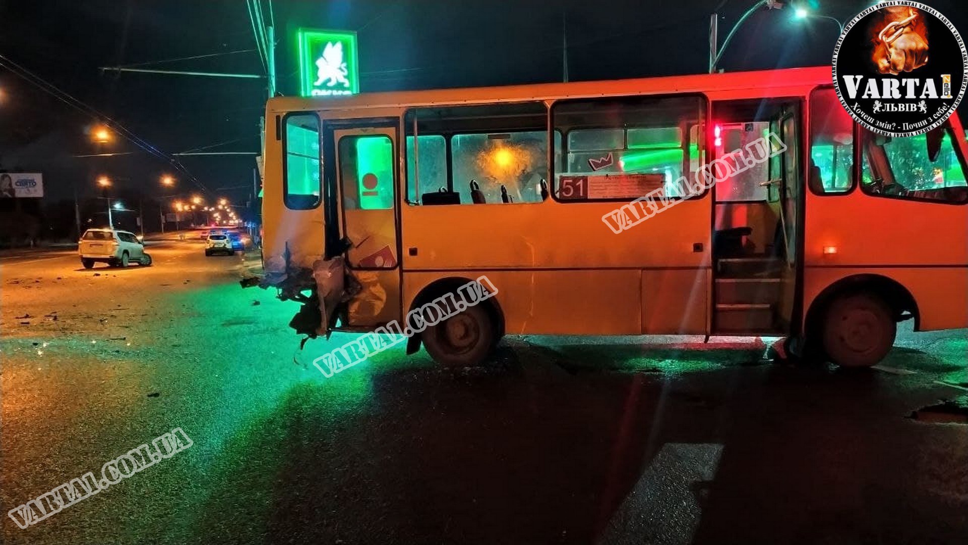 У Львові на вулиці Любінській автомобіль Toyota протаранив маршрутку. Фото: Варта1 