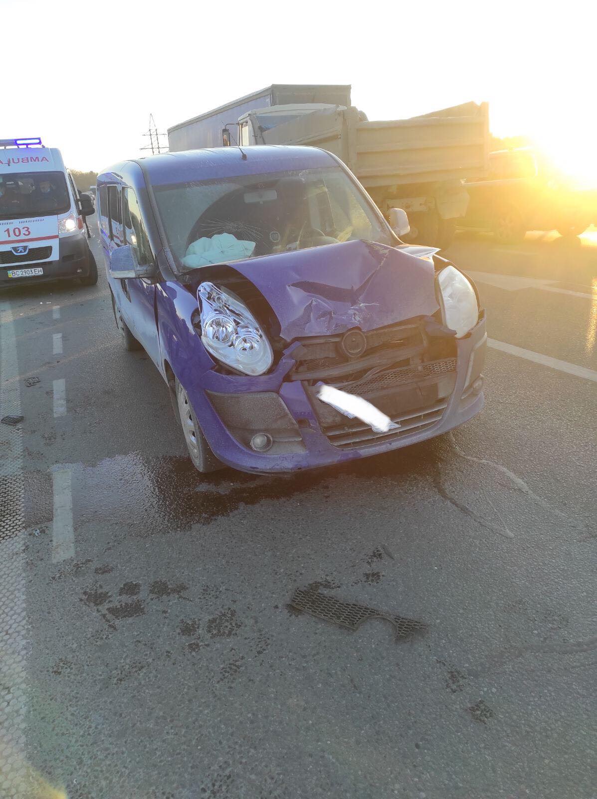 ДТП біля Львова: рятувальники визволяли потерпілих з понівеченого авто. Фото: ДСНС Львівщини