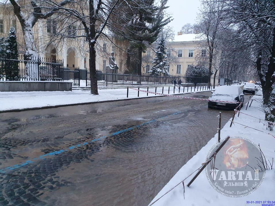 У Львові автомобіль провалився у яму. Фото: Варта1