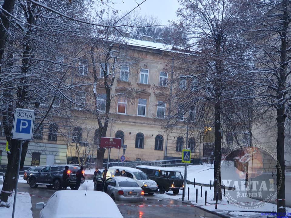 У Львові автомобіль провалився у яму. Фото: Варта1