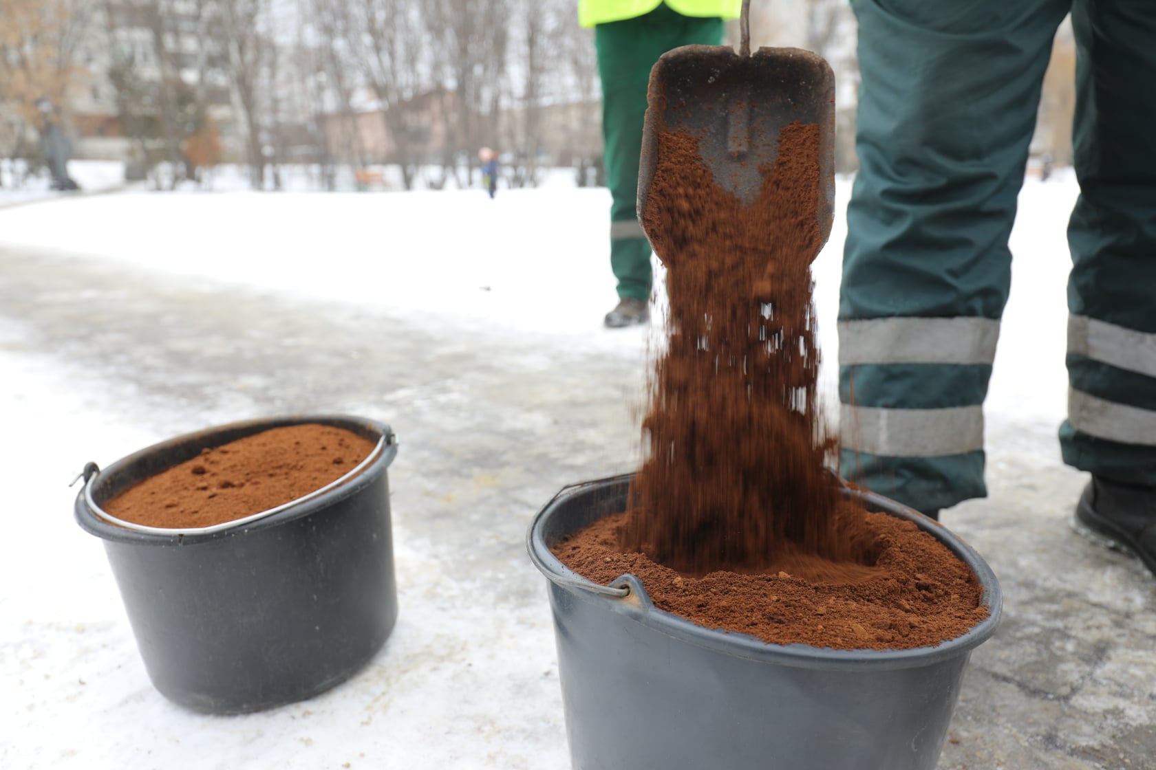 У Львові парки і сквери посипають кавою для боротьби з ожеледицею. Фото: Гарячя лінія Львова
