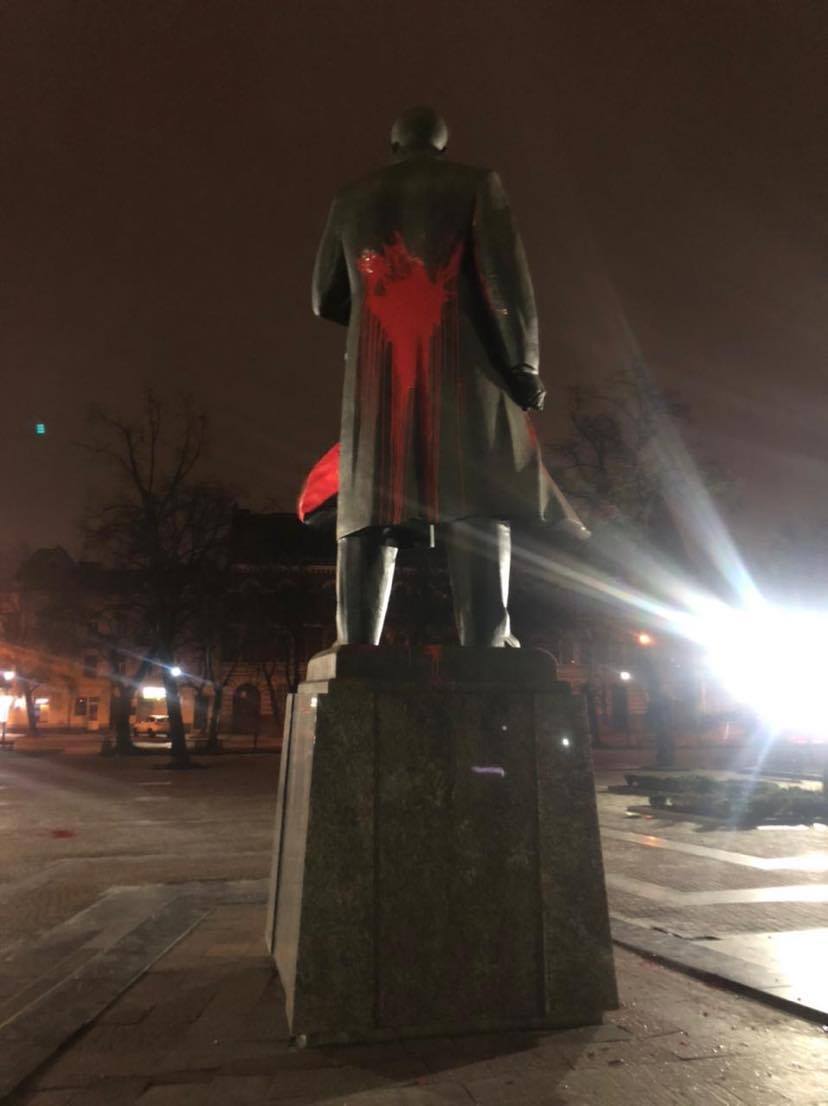 У ніч на 5 лютого у Львові червоною фарбою облили пам‘ятник Степану Бандері. Фото: міськради