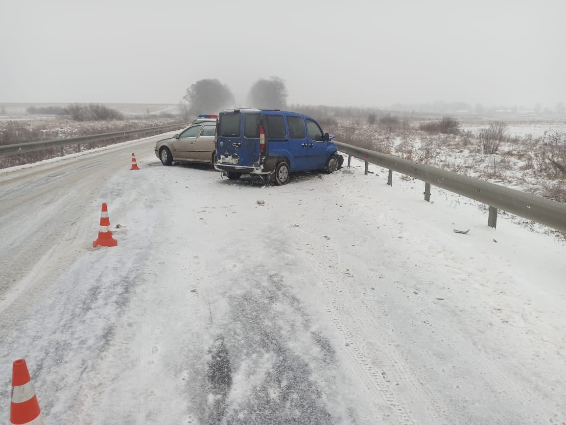 На Львівщині сталась ДТП, внаслідок якої постраждали двоє людей. Фото: поліції