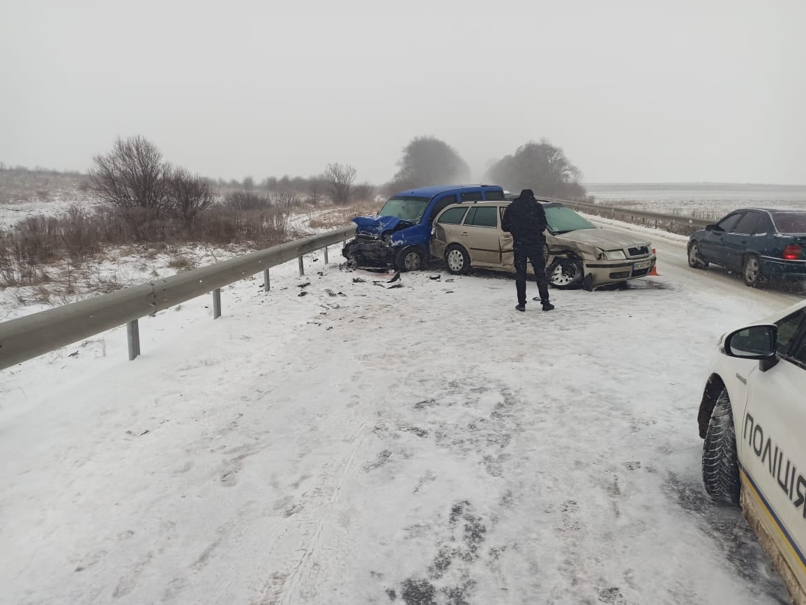 На Львівщині сталась ДТП, внаслідок якої постраждали двоє людей. Фото: поліції
