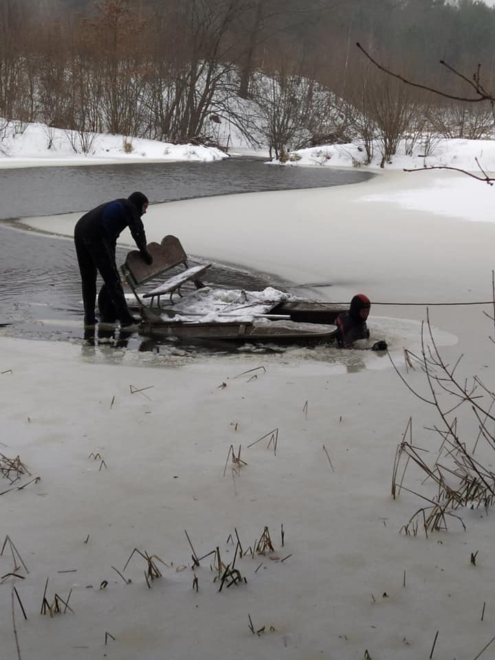 У селі біля Львова з озера витягнули труп 25-річного хлопця. Фото: Центральна рятувально-водолазна служба Львівської області