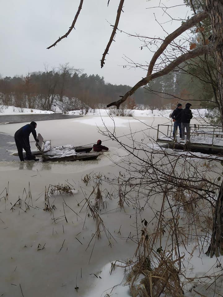 У селі біля Львова з озера витягнули труп 25-річного хлопця. Фото: Центральна рятувально-водолазна служба Львівської області