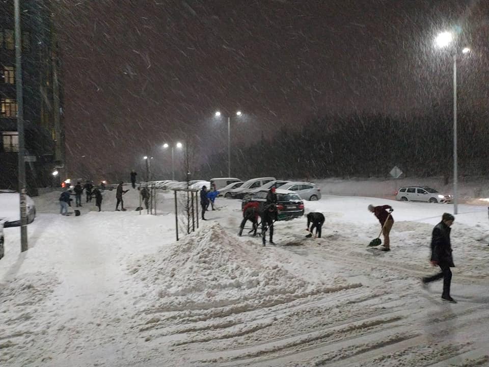 Взялися за лопати: львів'яни самостійно прибирають сніг у дворах і публікують фото фото 1